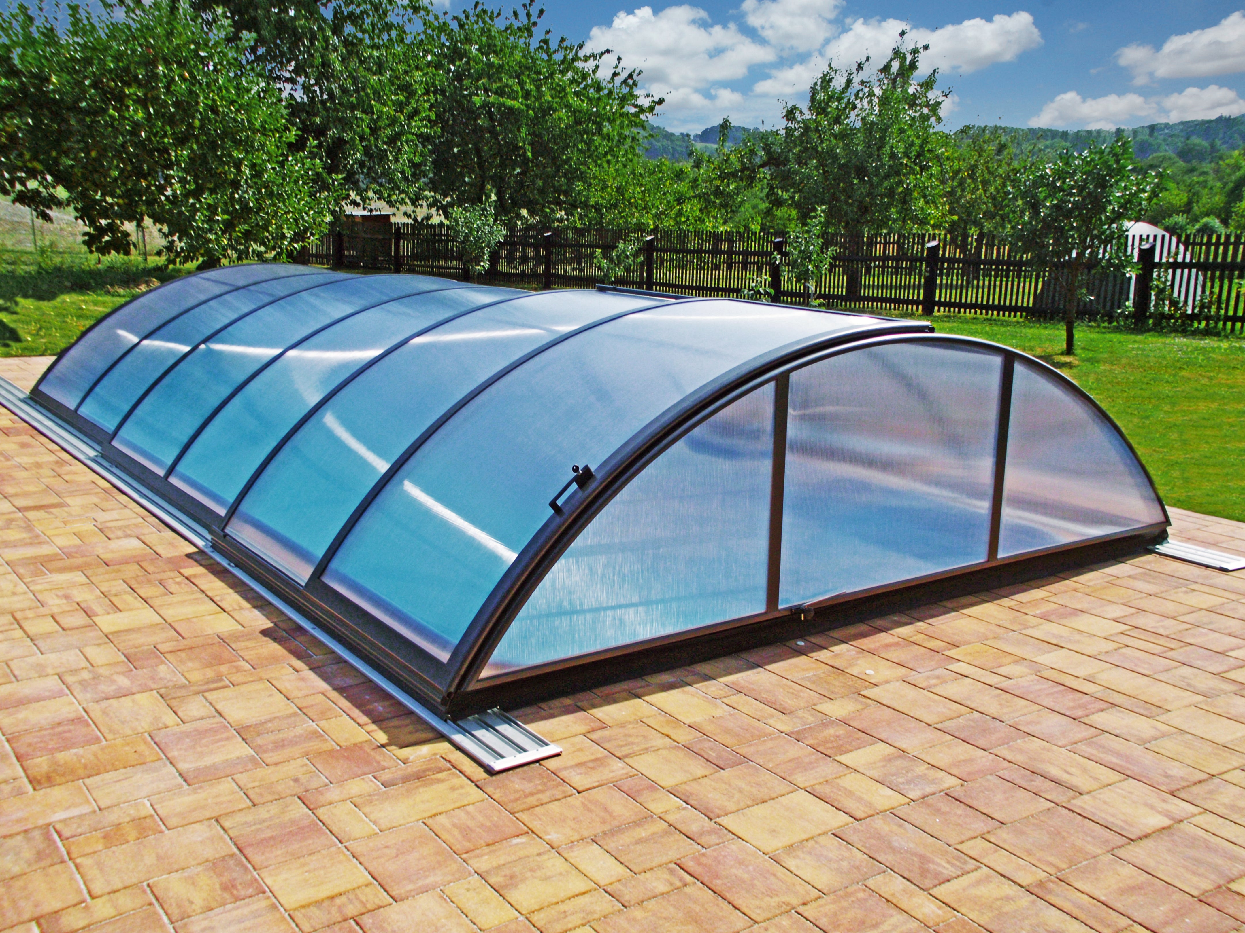 Azure Fully Retractable Medium High Pool Enclosure