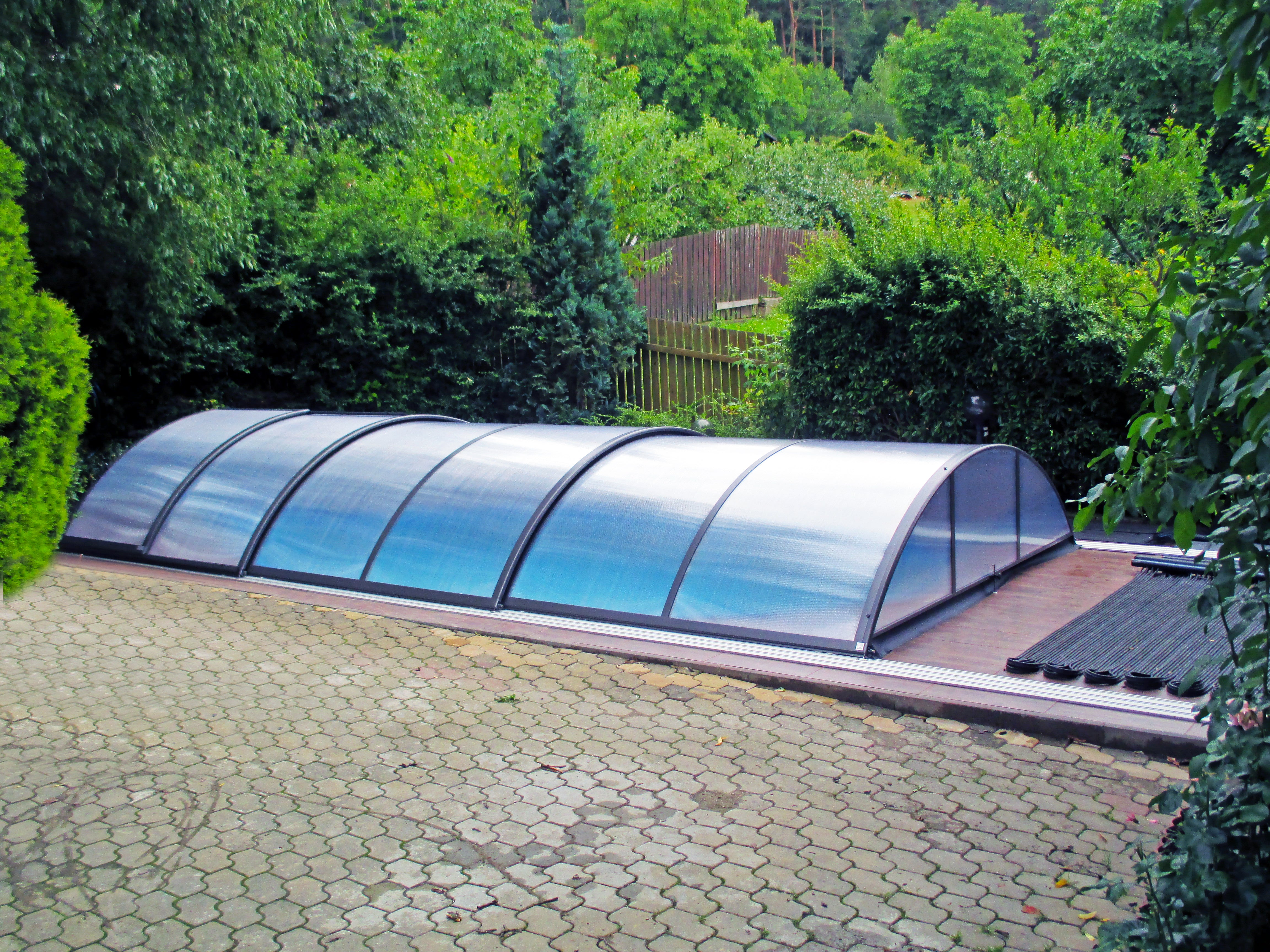 Azure Fully Retractable Medium High Pool Enclosure