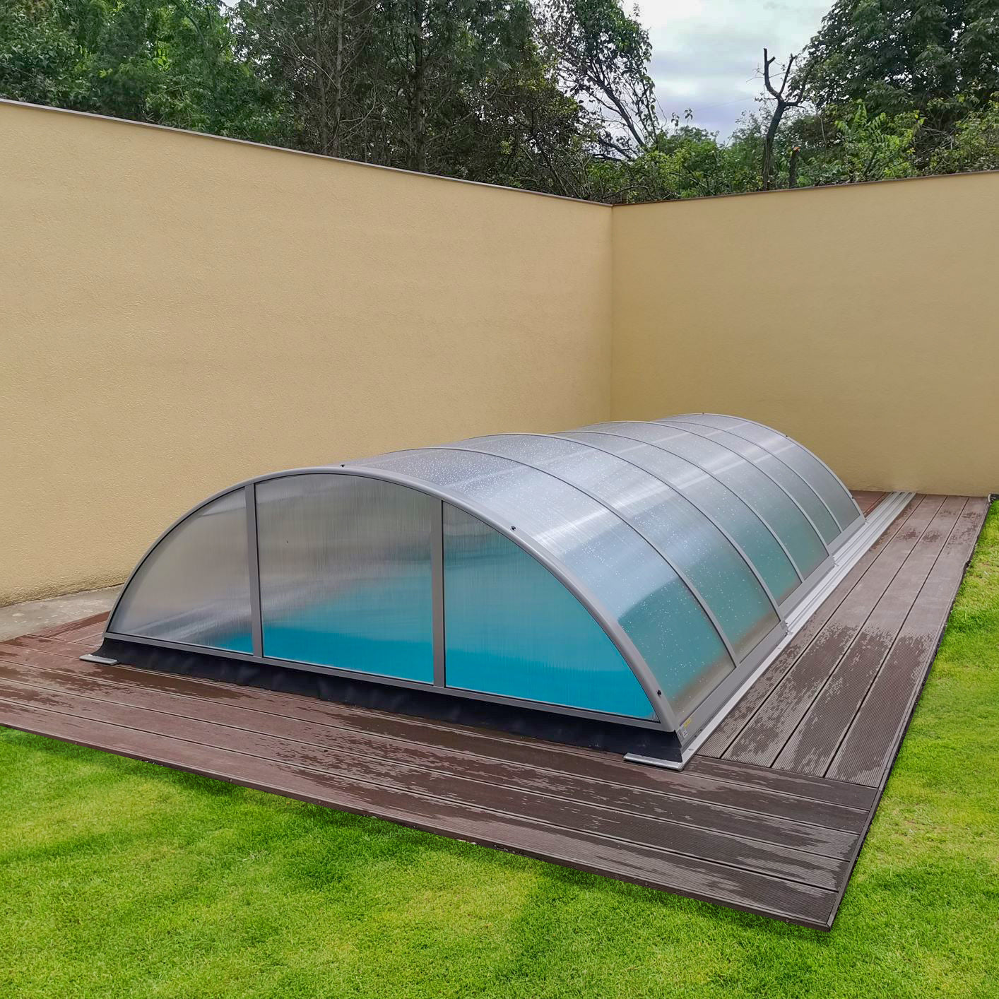Azure Fully Retractable Medium High Pool Enclosure
