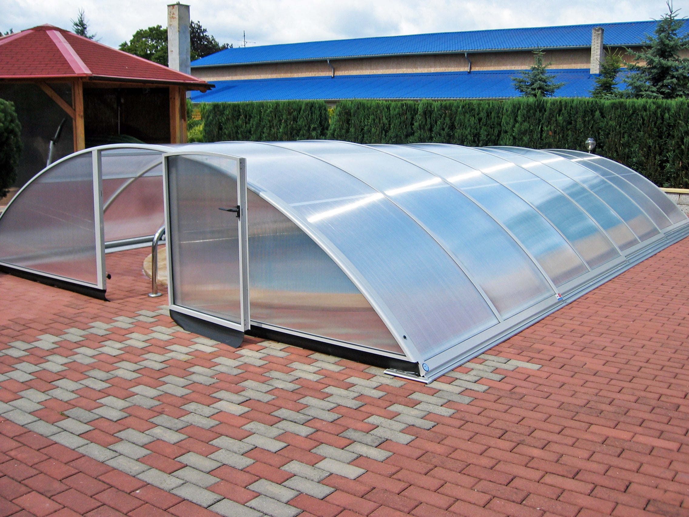 Azure Fully Retractable Medium High Pool Enclosure