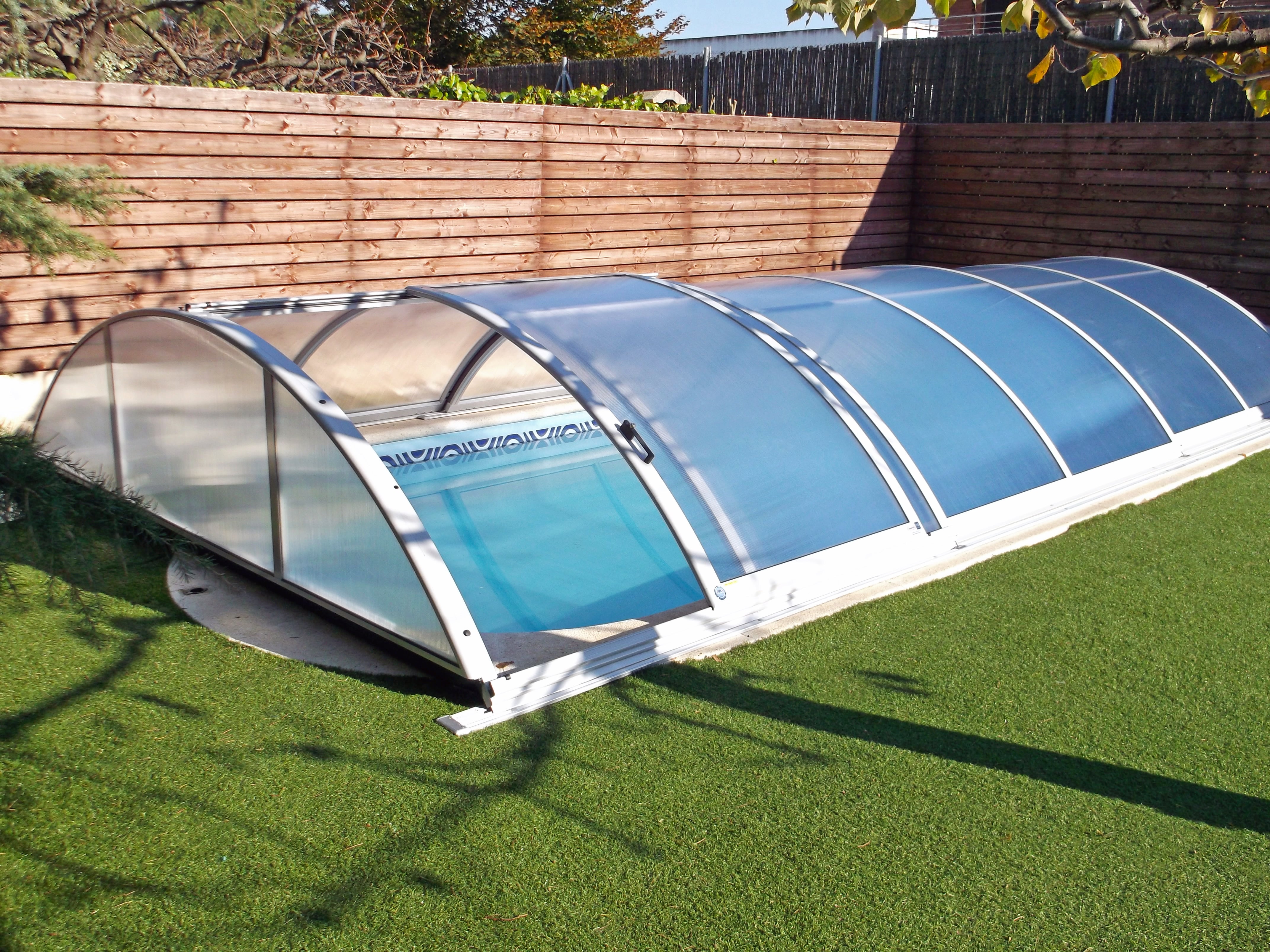 Azure Fully Retractable Medium High Pool Enclosure
